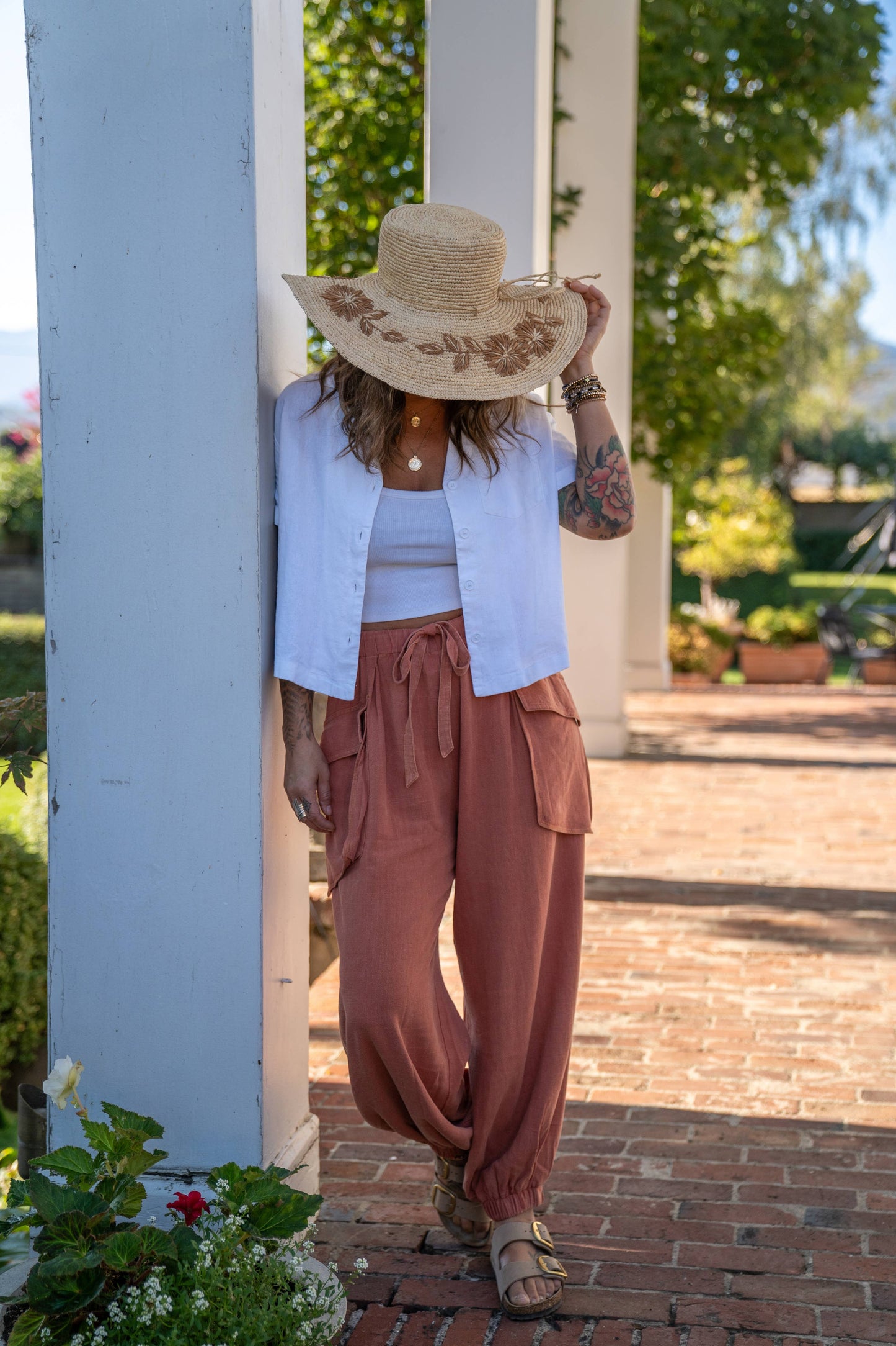 Gigi 5.5" Brim Floral Embroidered Crochet Straw Sun Hats: Cinnamon
